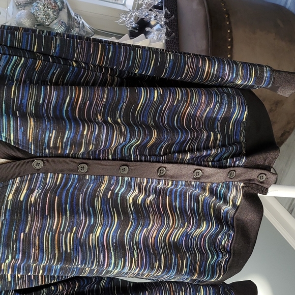 PRETTY UNIQUE LULAROE V NECK SWEATER - Picture 3 of 7